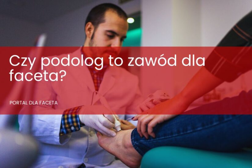 Mężczyzna podolog w trakcie badania stóp